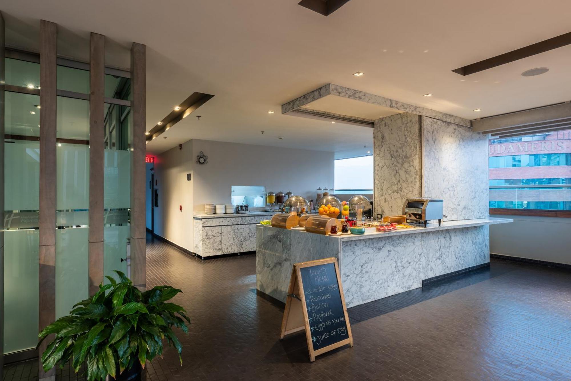 Hotel Holiday Inn Express & Suites Medellin By Ihg Exterior foto